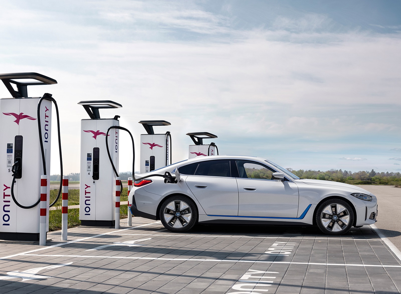 2022 BMW i4 eDrive40 Charging Wallpapers #16 of 30