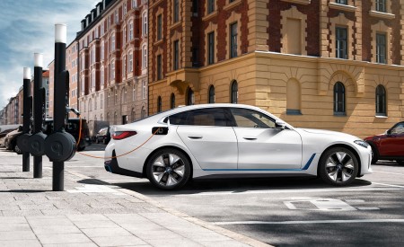 2022 BMW i4 eDrive40 Charging Wallpapers 450x275 (10)