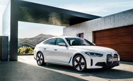 2022 BMW i4 eDrive40 Front Three-Quarter Wallpapers 450x275 (11)