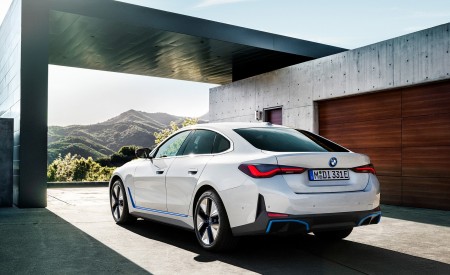 2022 BMW i4 eDrive40 Rear Three-Quarter Wallpapers 450x275 (13)