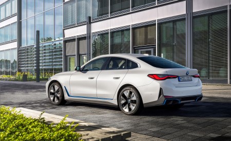 2022 BMW i4 eDrive40 Rear Three-Quarter Wallpapers 450x275 (8)