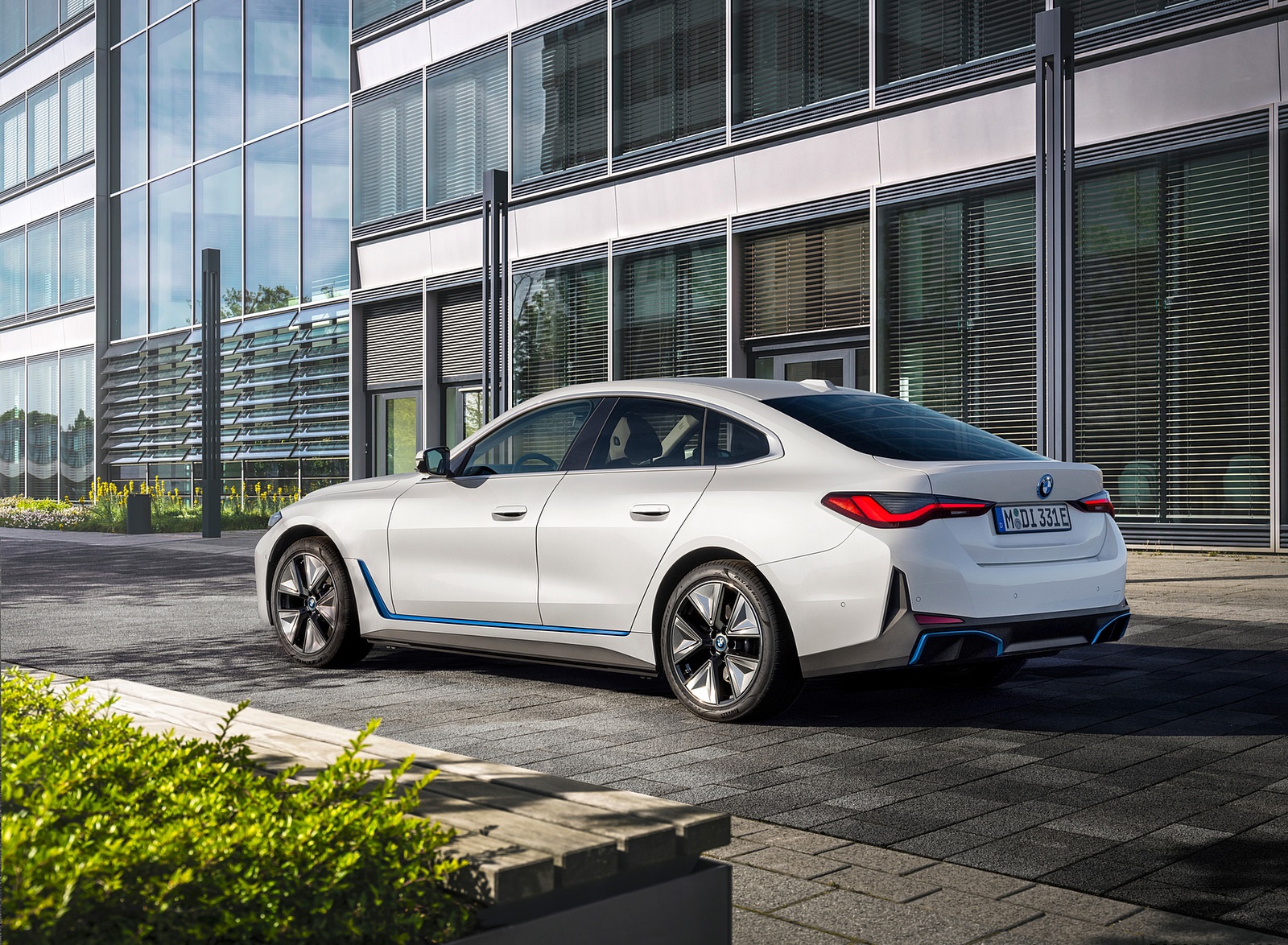 2022 BMW i4 eDrive40 Rear Three-Quarter Wallpapers (8)
