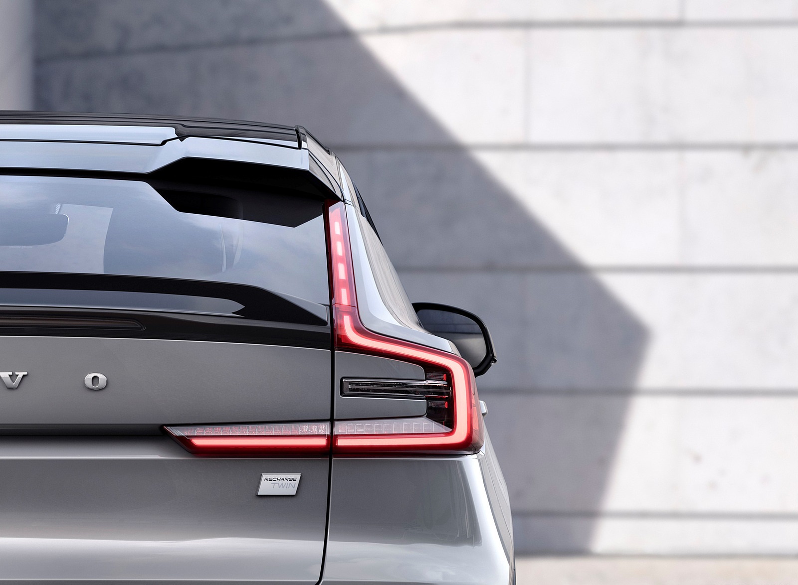 2022 Volvo C40 Recharge (Color: Dawn Silver) Tail Light Wallpapers #12 of 101