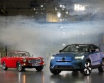 2022 Volvo C40 Recharge and Volvo P1800 Front Wallpapers 150x120 (37)
