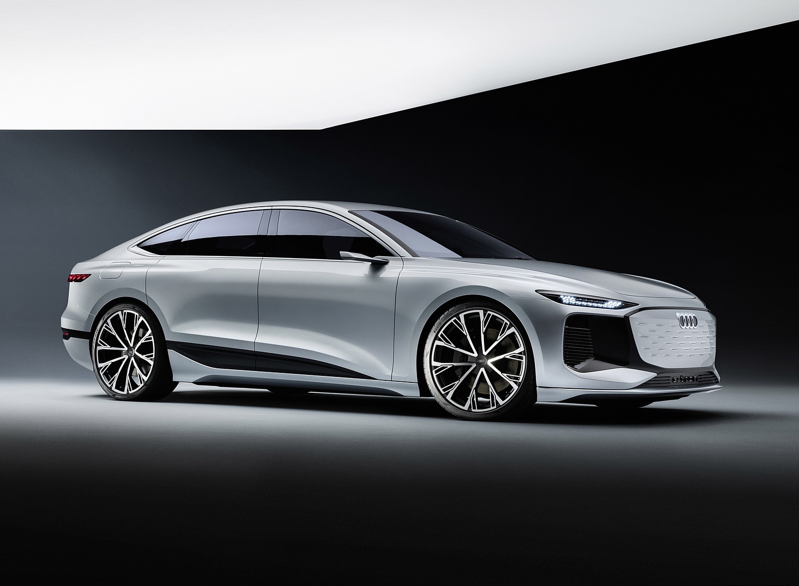 2021 Audi A6 e-tron Concept (Color: Helio Silver) Front Three-Quarter Wallpapers  #37 of 54