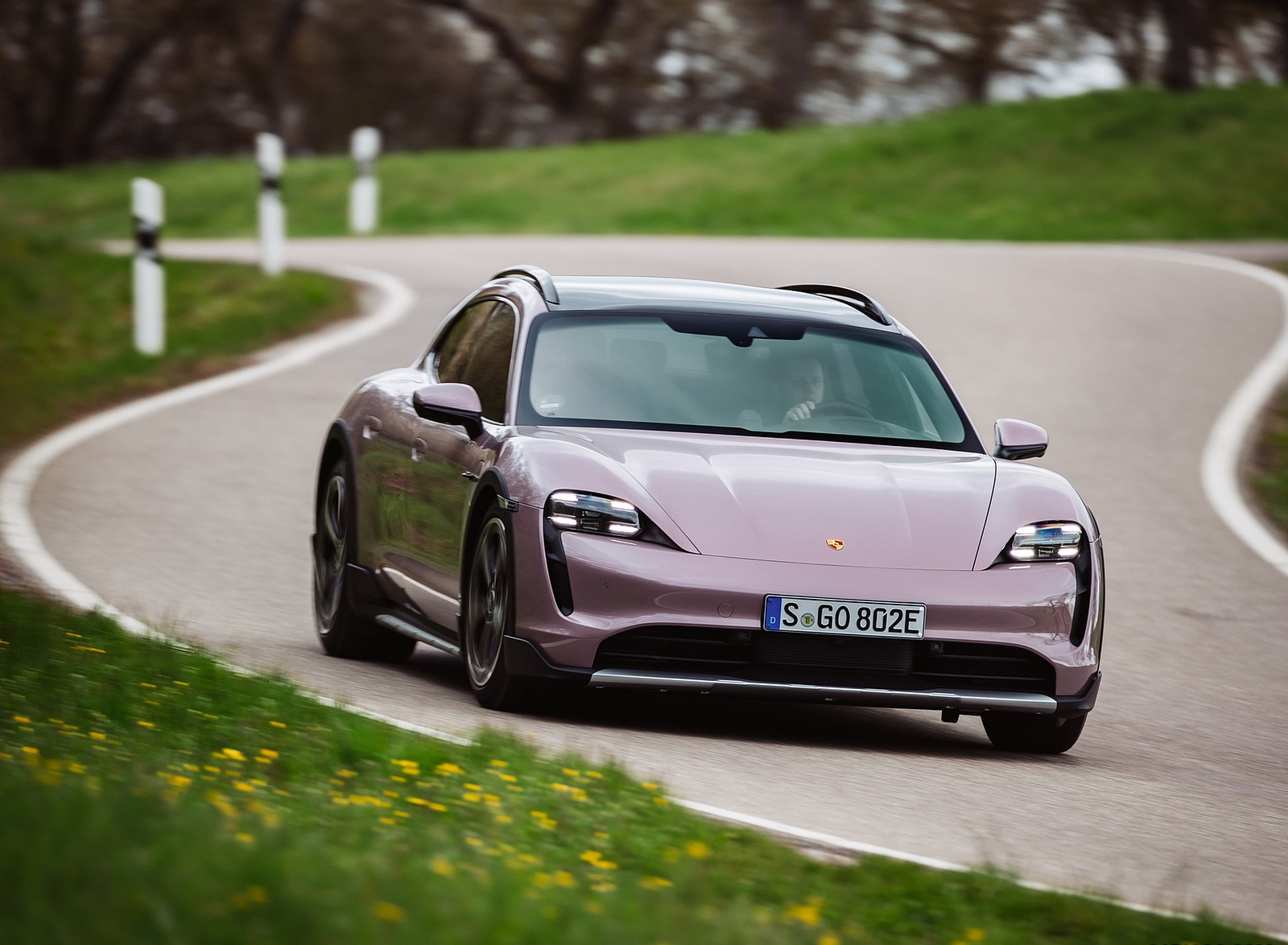 2022 Porsche Taycan 4 Cross Turismo (Color: Frozen Berry Metallic) Front Three-Quarter Wallpapers #110 of 189