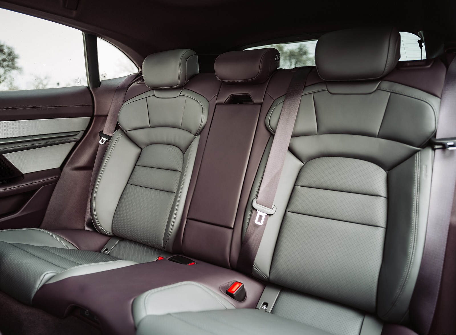 2022 Porsche Taycan 4 Cross Turismo (Color: Frozen Berry Metallic) Interior Rear Seats Wallpapers #148 of 189