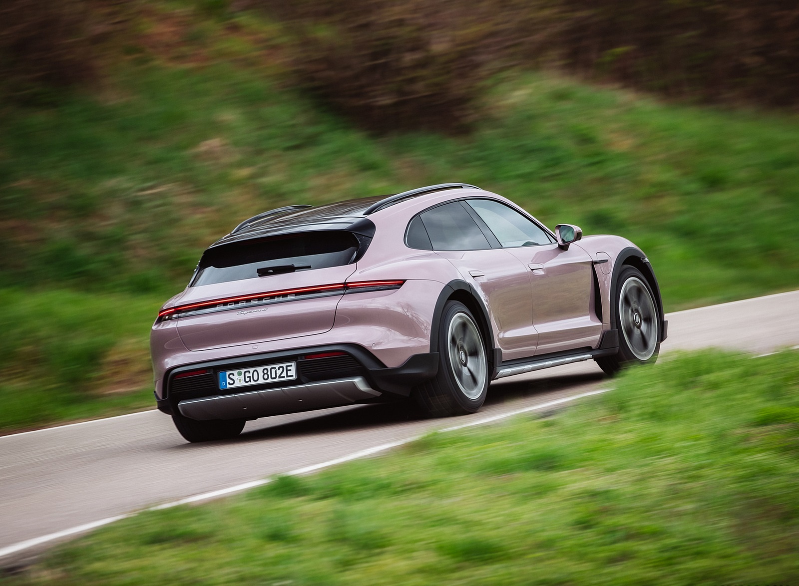 Porsche Taycan розовый металлик