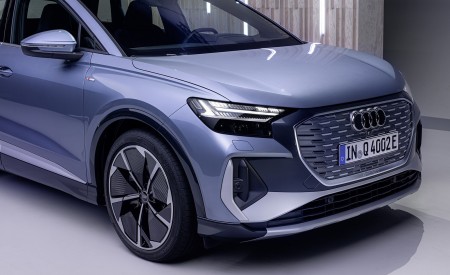 2022 Audi Q4 e-tron (Color: Geyser Blue Metallic) Front Wallpapers 450x275 (92)