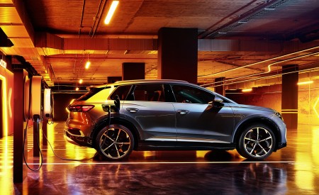2022 Audi Q4 e-tron (Color: Geyser Blue Metallic) Side Wallpapers 450x275 (98)