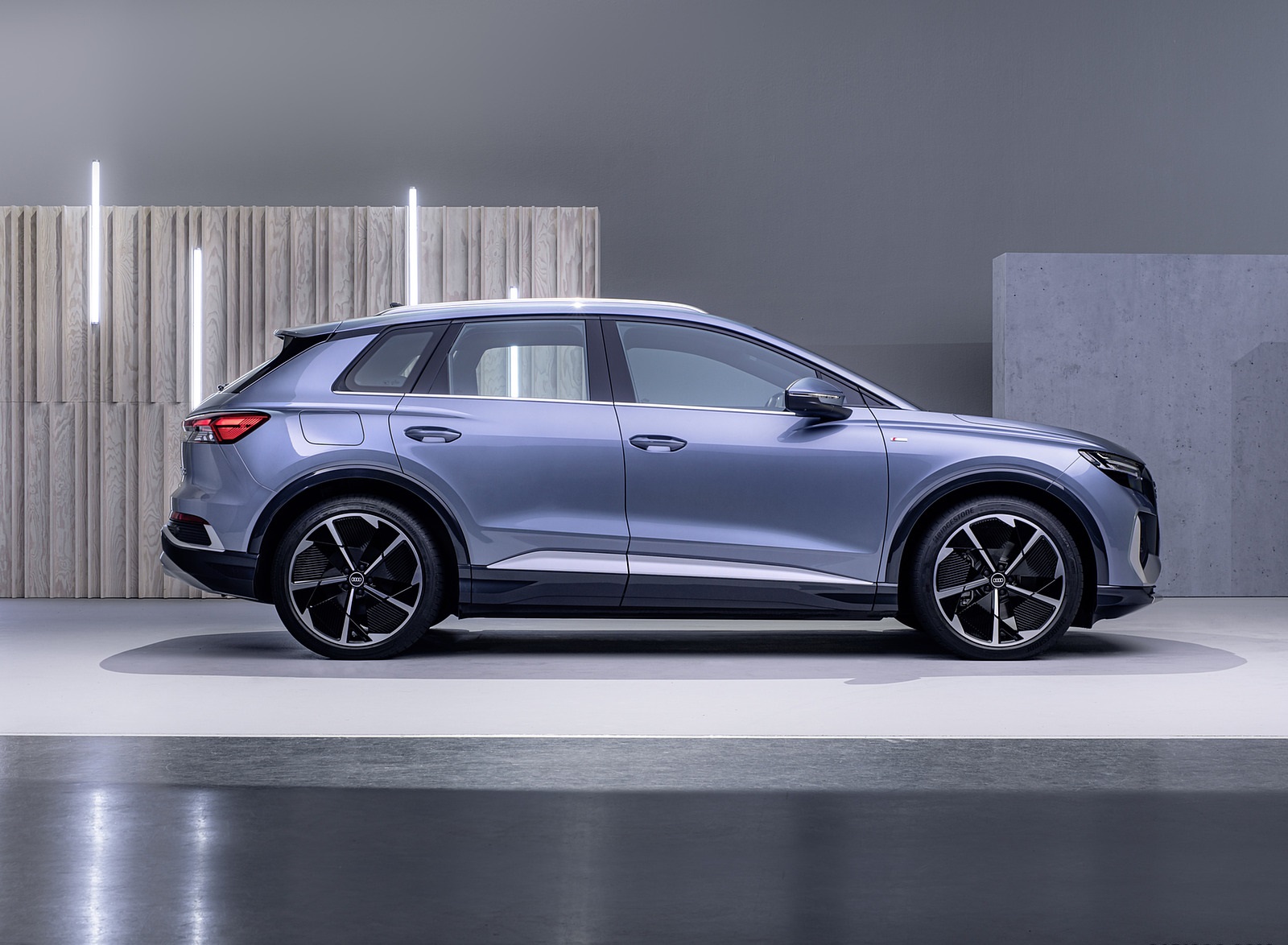 2022 Audi Q4 e-tron (Color: Geyser Blue Metallic) Side Wallpapers #91 of 183
