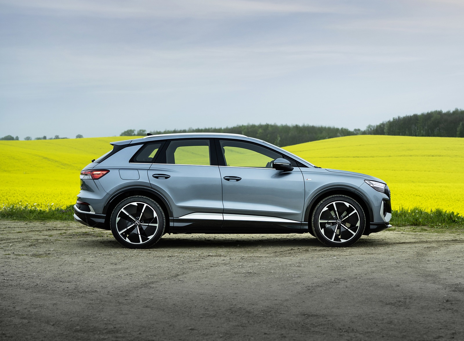 2022 Audi Q4 e-tron (Color: Geyser Blue) Side Wallpapers #17 of 183