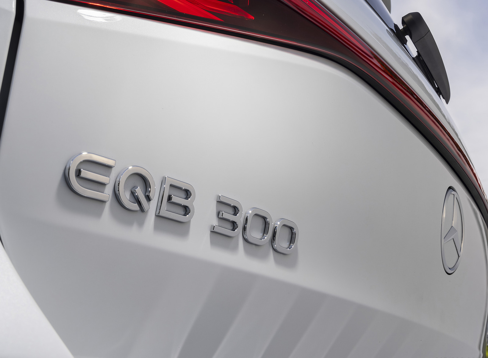 2022 Mercedes-Benz EQB 300 4MATIC (Color: Digital White) Badge Wallpapers #56 of 178