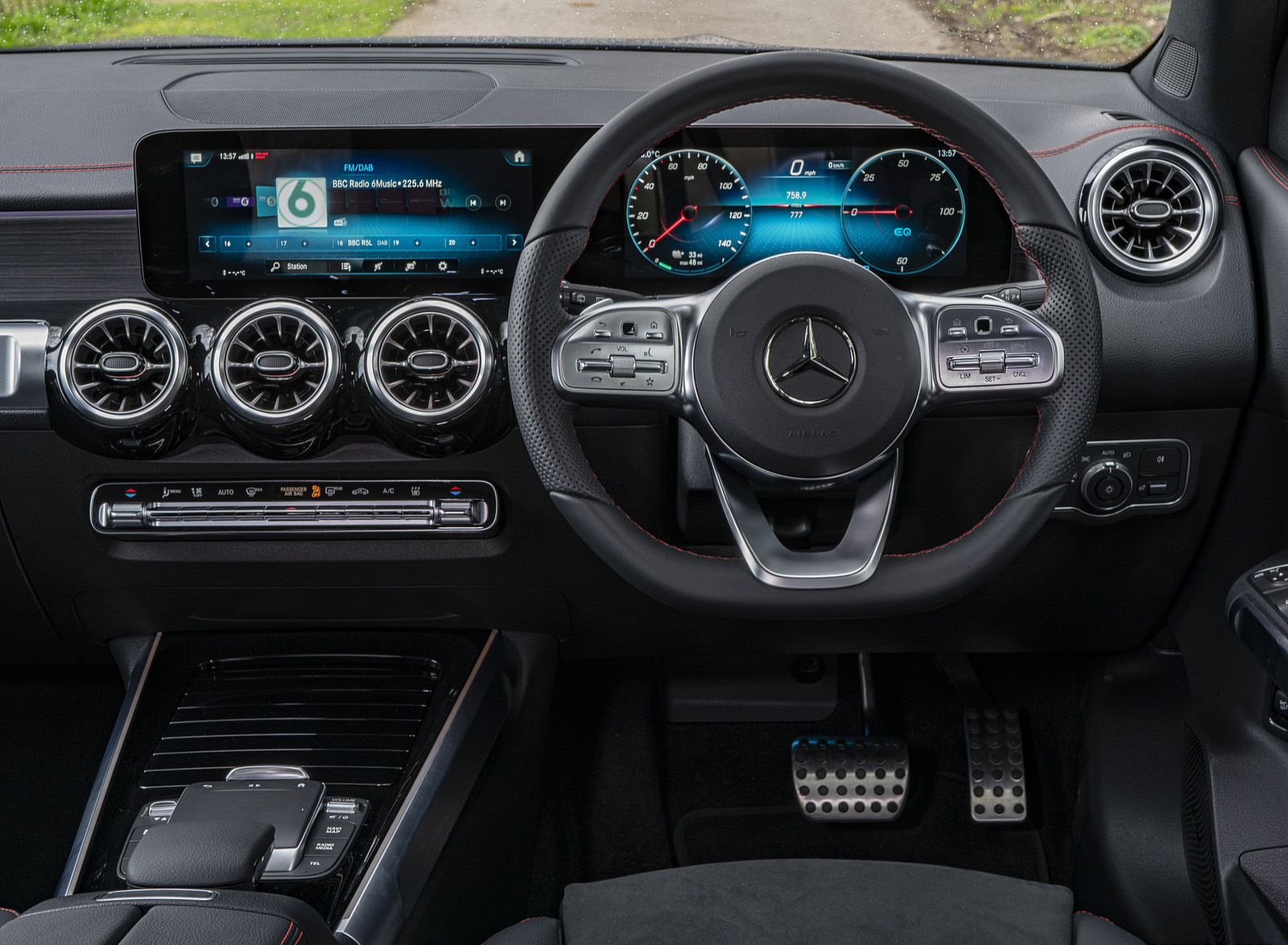 2022 Mercedes-Benz EQB 300 (UK-Spec) Interior Cockpit Wallpapers #156 of 178