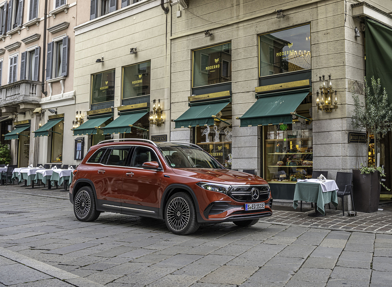 2022 Mercedes-Benz EQB 350 4MATIC (Color: Patagonia Red) Front Three-Quarter Wallpapers #75 of 178