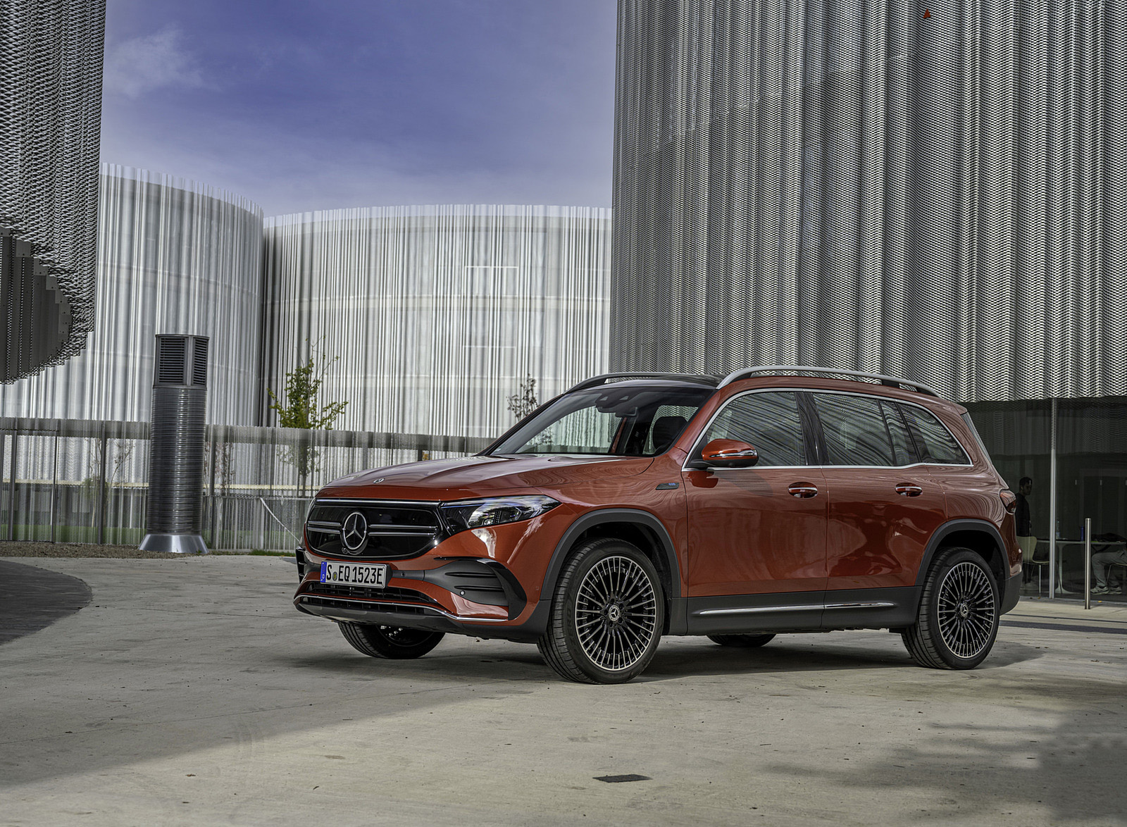 2022 Mercedes-Benz EQB 350 4MATIC (Color: Patagonia Red) Front Three-Quarter Wallpapers #83 of 178