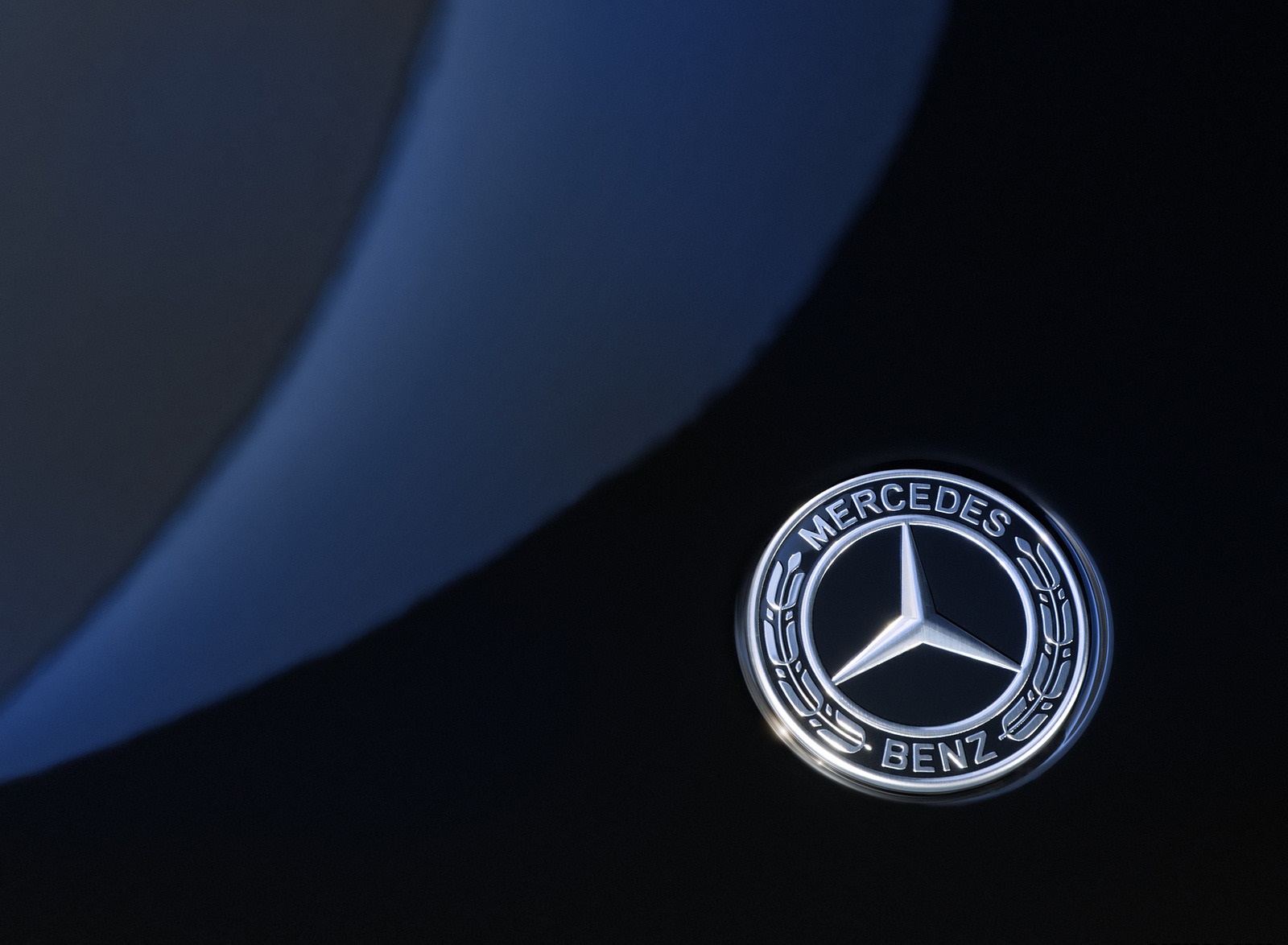2022 Mercedes-Benz EQS 580 4MATIC AMG-Line Edition 1 (Color: High-Tech Silver Obsidian Black) Badge Wallpapers #40 of 142