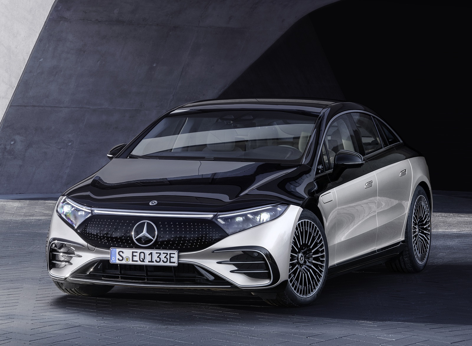 2022 Mercedes-Benz EQS 580 4MATIC AMG-Line Edition 1 (Color: High-Tech Silver Obsidian Black) Front Wallpapers #21 of 142