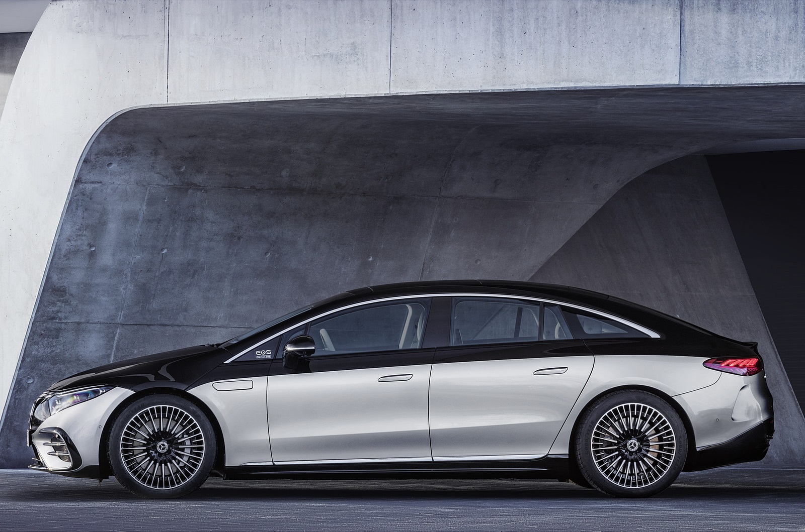 2022 Mercedes-Benz EQS 580 4MATIC AMG-Line Edition 1 (Color: High-Tech Silver Obsidian Black) Side Wallpapers #22 of 142