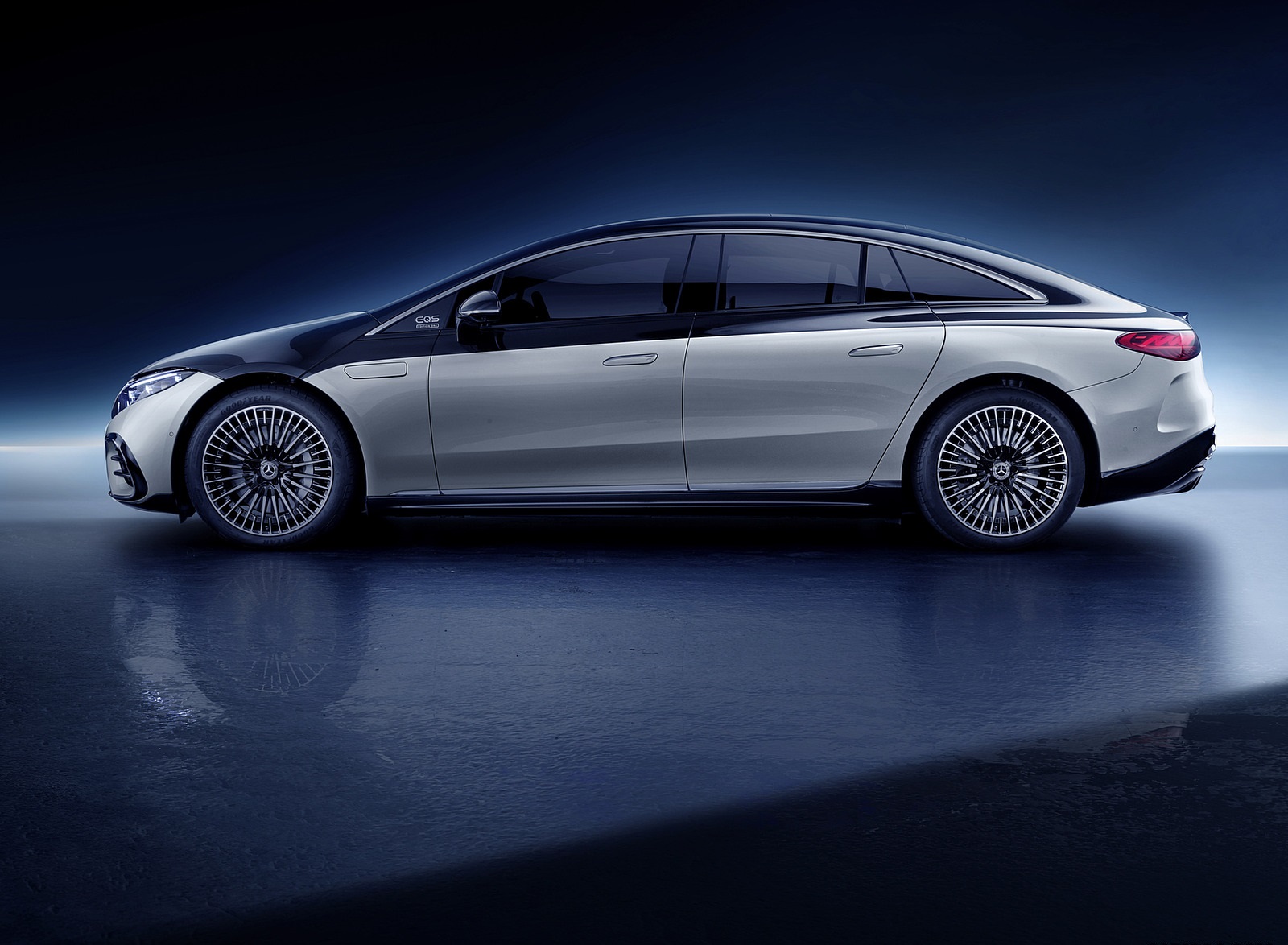 2022 Mercedes-Benz EQS 580 4MATIC AMG-Line Edition 1 (Color: High-Tech Silver Obsidian Black) Side Wallpapers #36 of 142