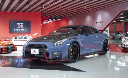 2022 Nissan GT-R NISMO Special Edition Front Three-Quarter Wallpapers 450x275 (3)