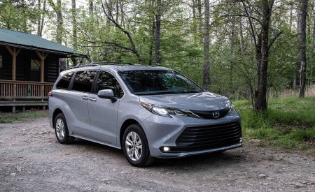 2022 Toyota Sienna Woodland Special Edition Front Three-Quarter Wallpapers 450x275 (8)