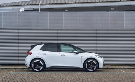 2022 Volkswagen ID.3 Tour Pro S (UK-Spec) Side Wallpapers 450x275 (36)