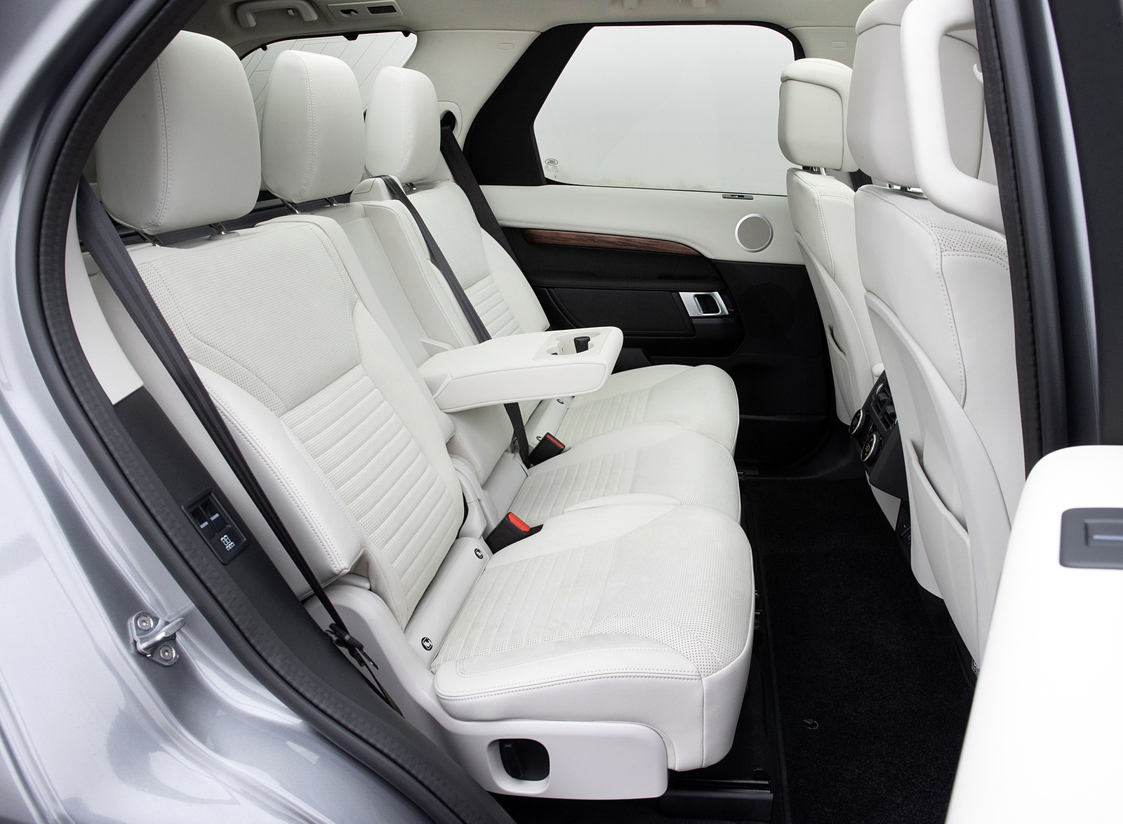 2021 Land Rover Discovery D300 MHEV SE Interior Rear Seats Wallpapers #49 of 49