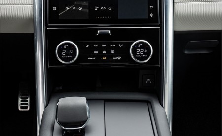 2021 Land Rover Discovery P360 MHEV R-Dynamic S Central Console Wallpapers 450x275 (37)