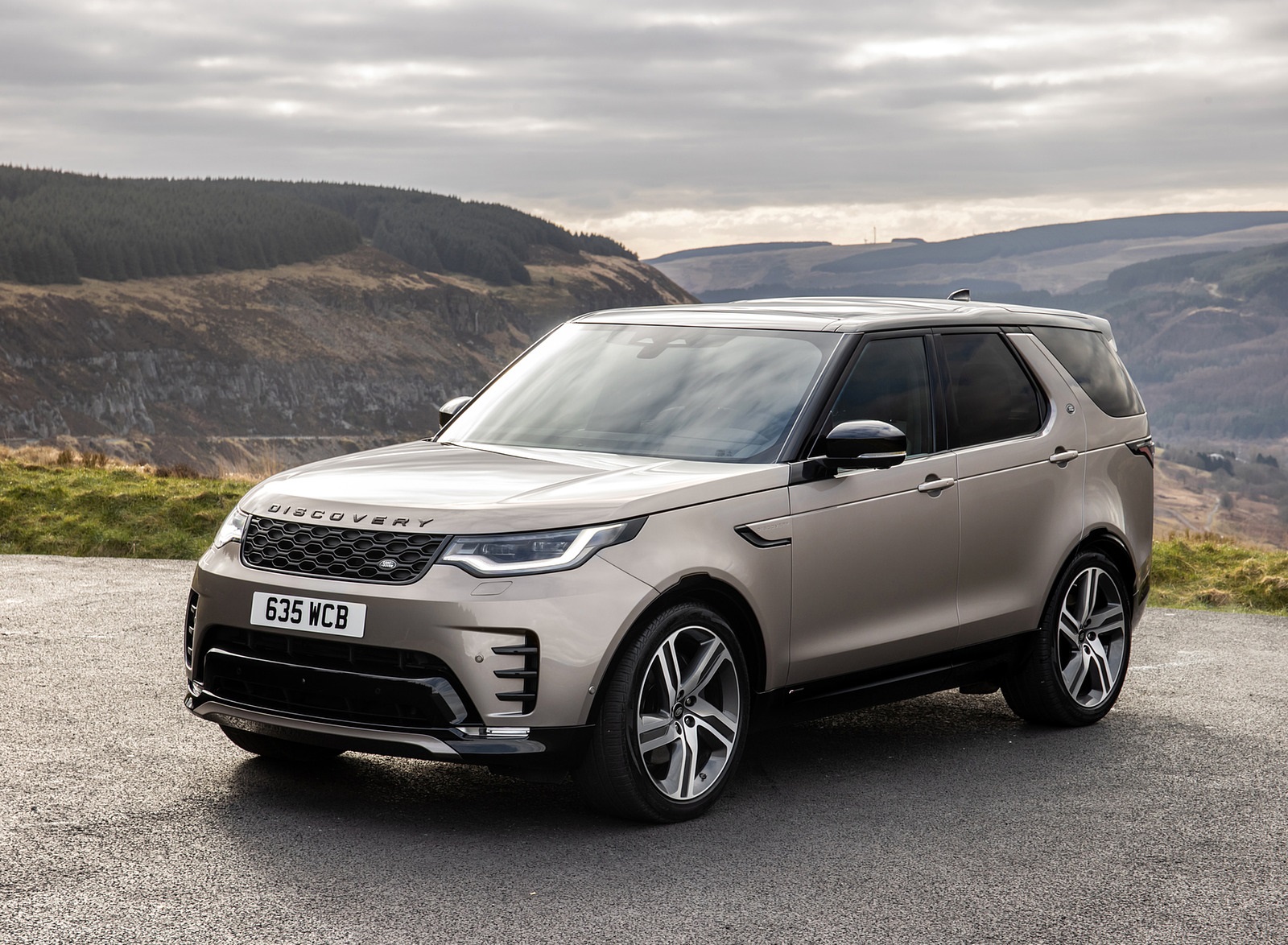 2021 Land Rover Discovery P360 MHEV R-Dynamic S Front Three-Quarter Wallpapers #23 of 50
