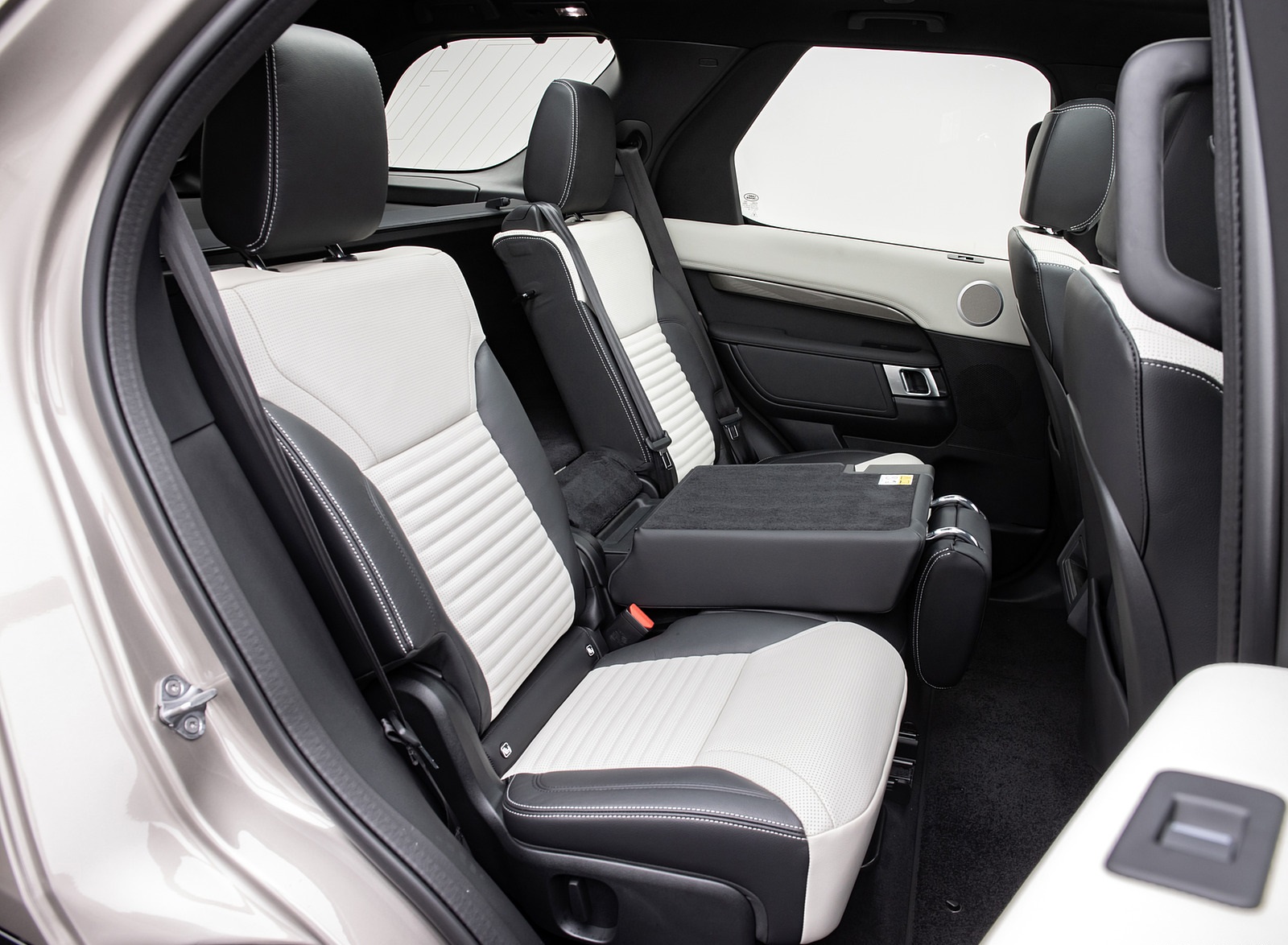 2021 Land Rover Discovery P360 MHEV R-Dynamic S Interior Rear Seats Wallpapers #49 of 50
