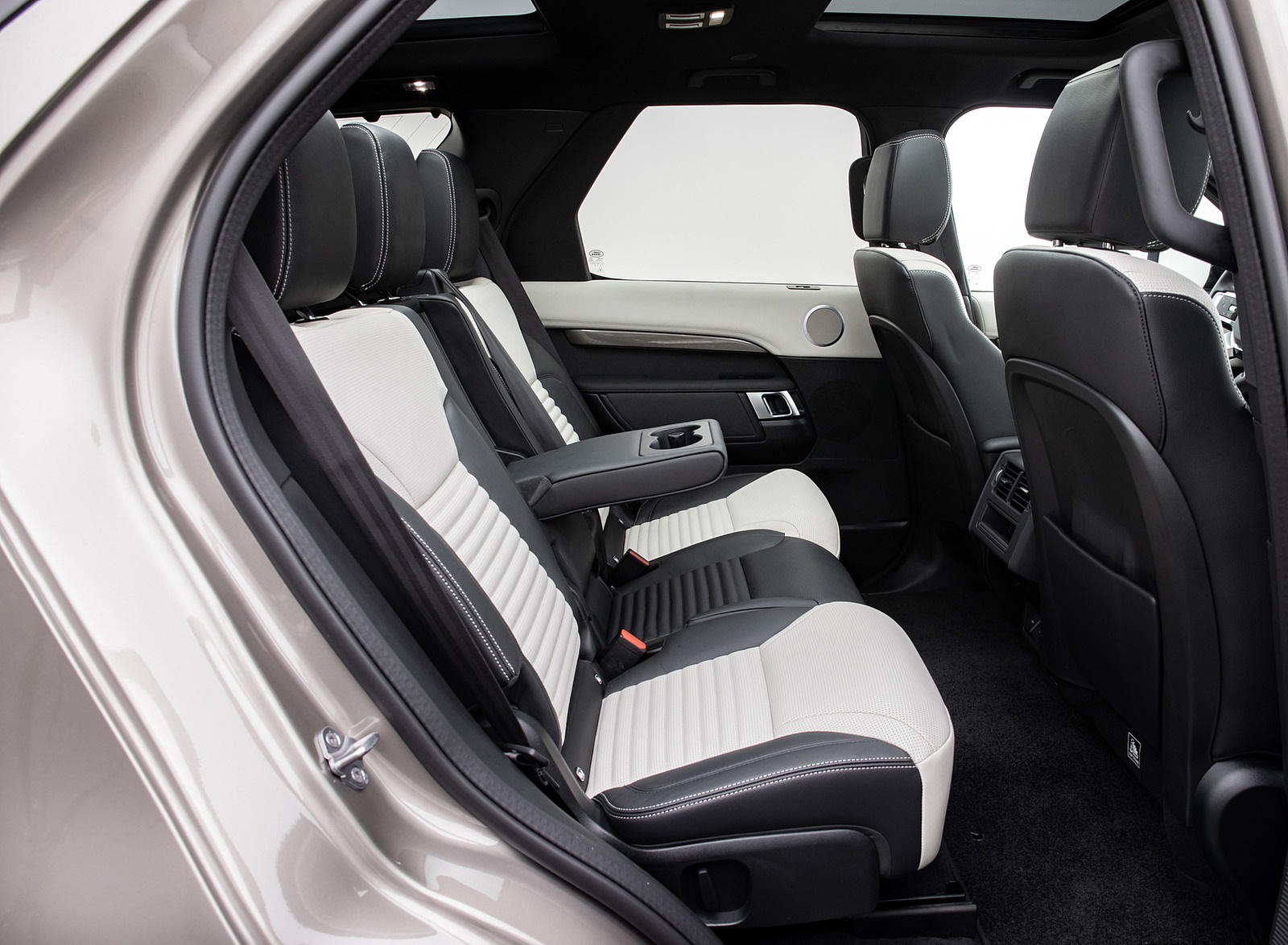 2021 Land Rover Discovery P360 MHEV R-Dynamic S Interior Rear Seats Wallpapers #50 of 50