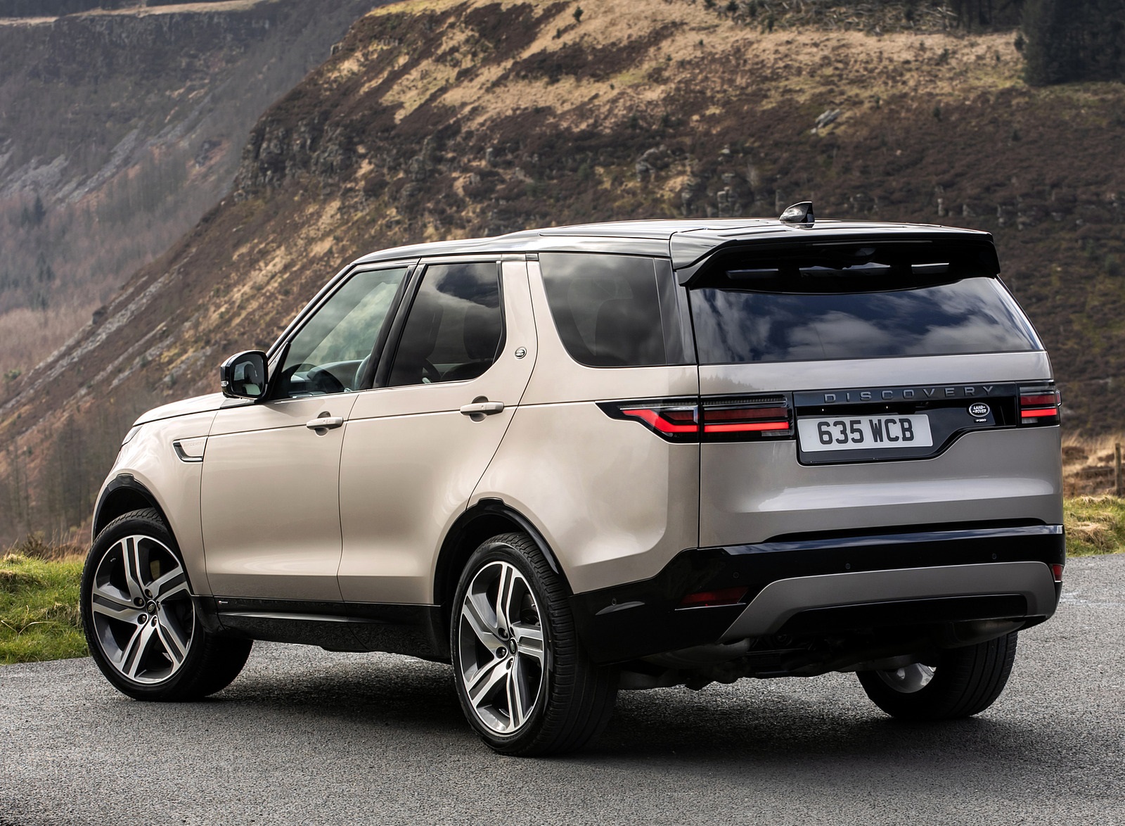 2021 Land Rover Discovery P360 MHEV R-Dynamic S Rear Three-Quarter Wallpapers #24 of 50