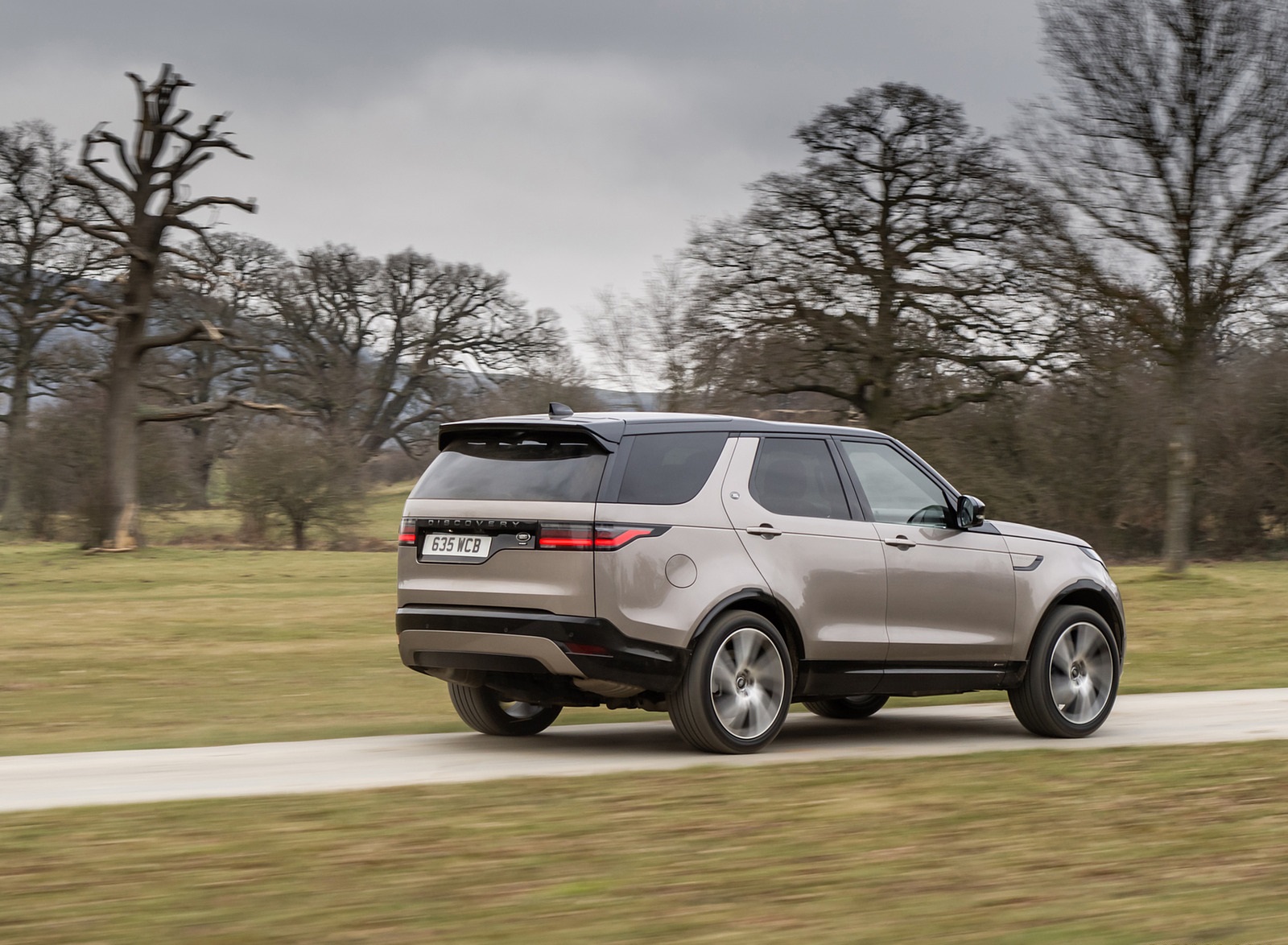 2021 Land Rover Discovery P360 MHEV R-Dynamic S Rear Three-Quarter Wallpapers (8)