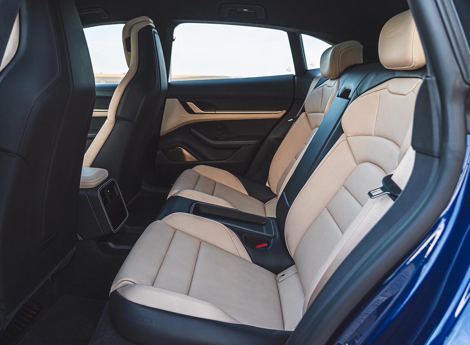2022 Porsche Taycan Turbo Cross Turismo (Color: Gentian Blue) Interior Rear Seats Wallpapers #104 of 107
