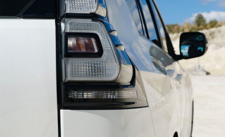 2021 Toyota Land Cruiser Prado Tail Light Wallpapers 450x275 (70)