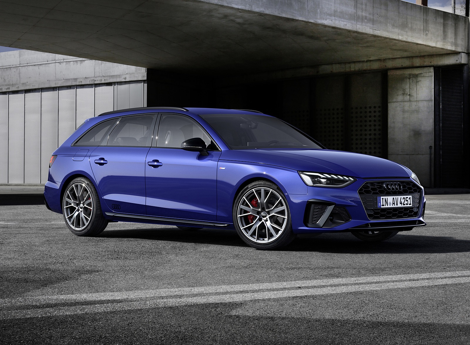 2022 Audi A4 Avant S Line Competition Plus (Color: Navarra Blue Metallic) Front Three-Quarter Wallpapers (7)