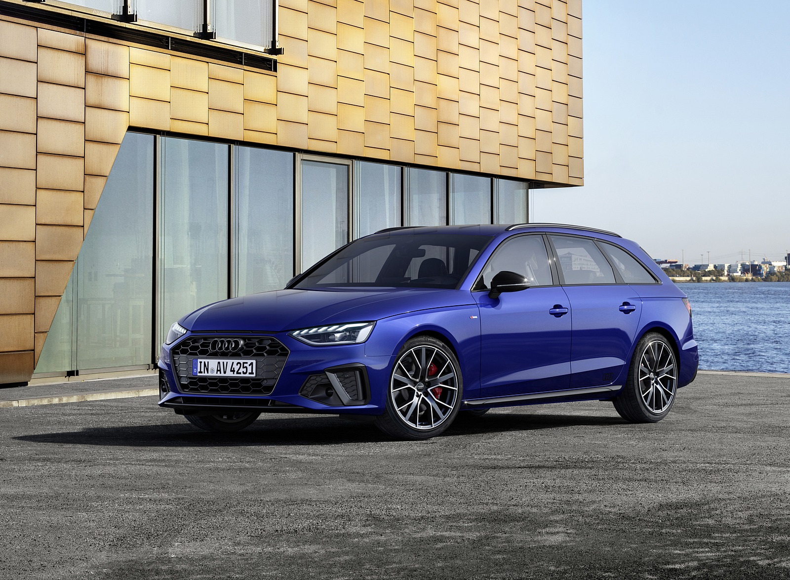 2022 Audi A4 Avant S Line Competition Plus (Color: Navarra Blue Metallic) Front Three-Quarter Wallpapers (5)