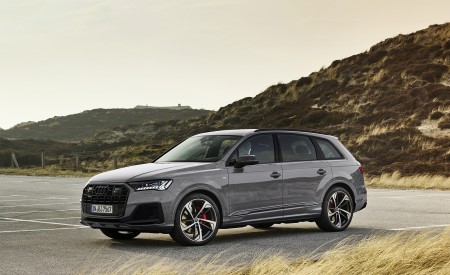 2022 Audi Q7 S Line Competition Plus (Color: Nardo Grey) Front Three-Quarter Wallpapers 450x275 (3)