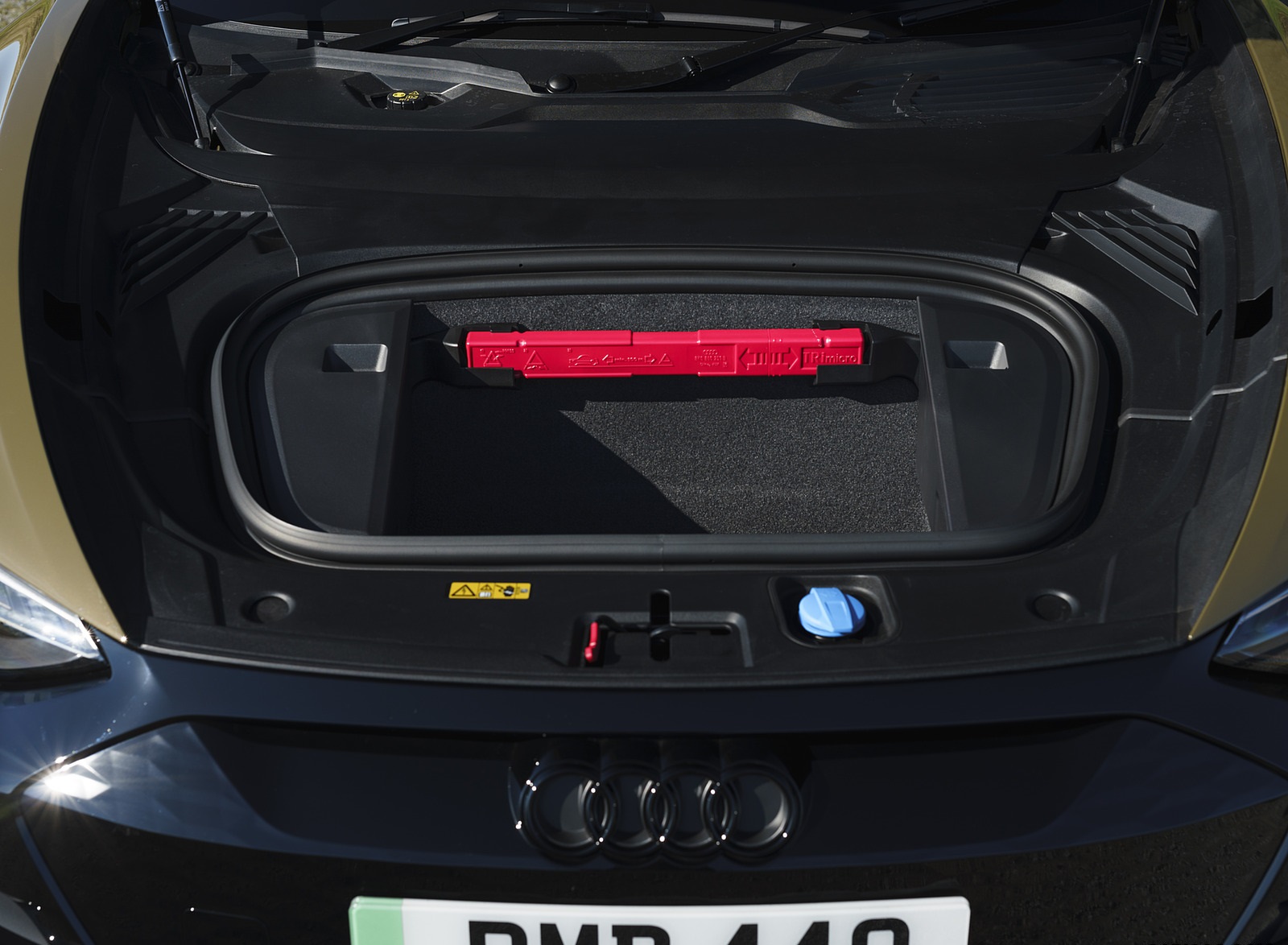 2022 Audi RS e-tron GT (UK-Spec) Front Storage Compartment Wallpapers  #37 of 50