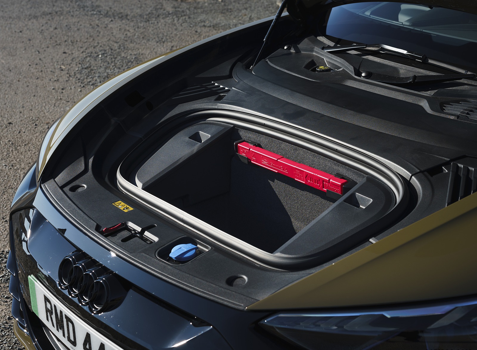 2022 Audi RS e-tron GT (UK-Spec) Front Storage Compartment Wallpapers #38 of 50