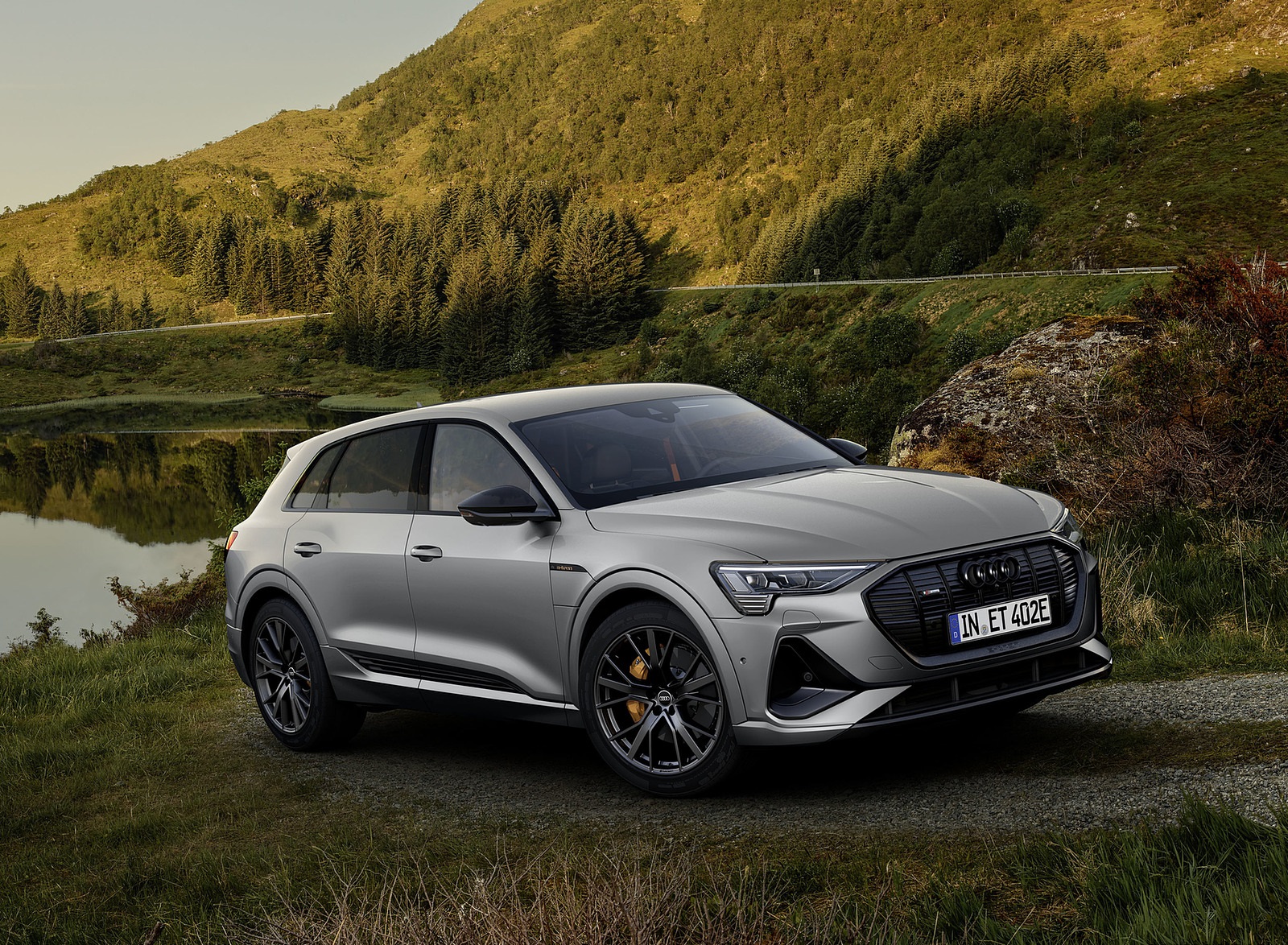 2022 Audi e-tron S Line Black Edition (Color: Chronos Grey Metallic) Front Three-Quarter Wallpapers #1 of 7