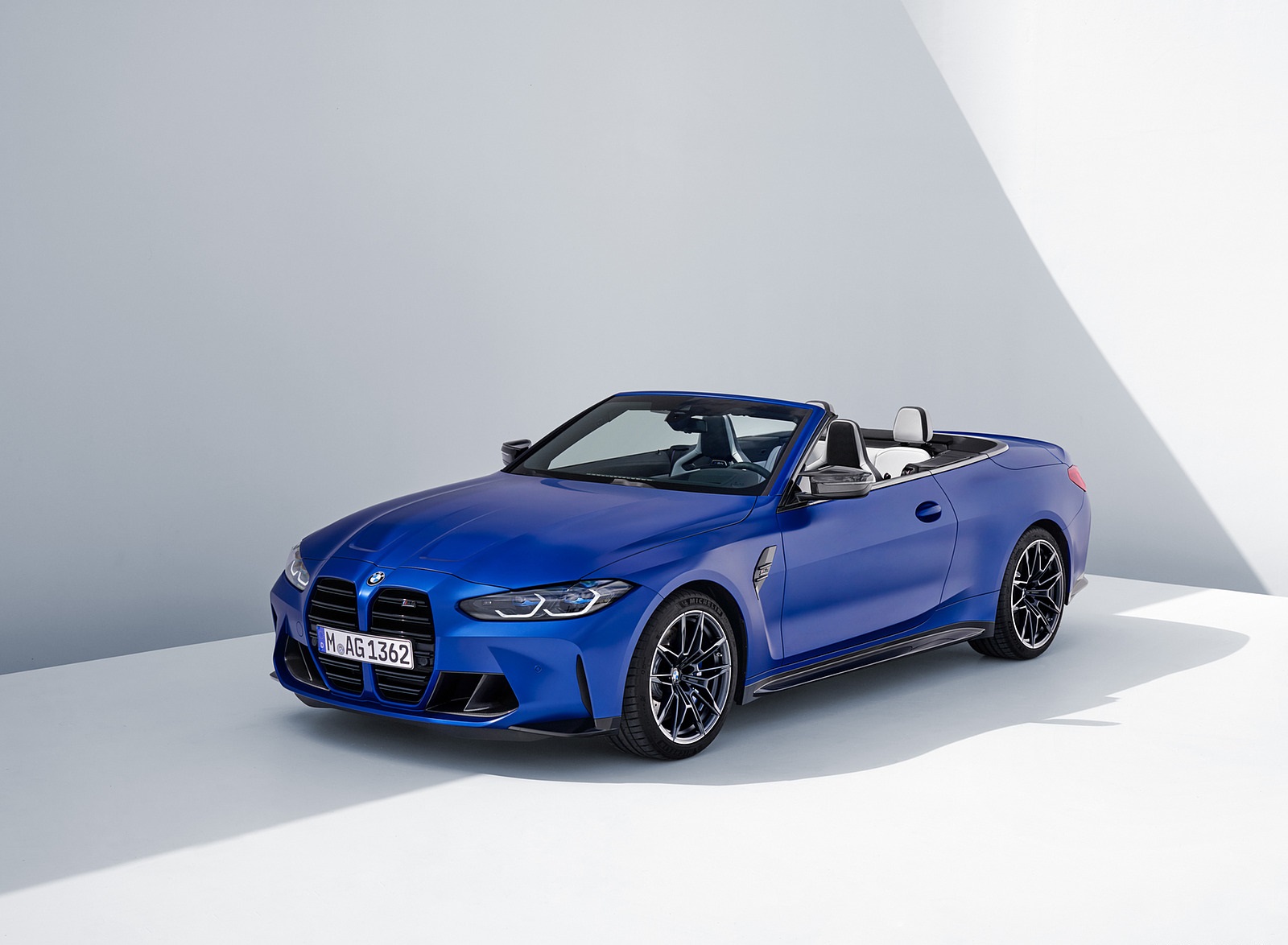 2022 BMW M4 Competition Convertible M xDrive Front Three-Quarter Wallpapers  #24 of 98