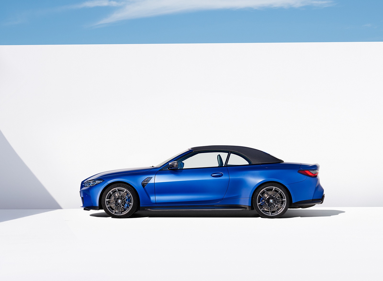 2022 BMW M4 Competition Convertible M xDrive Side Wallpapers #36 of 98