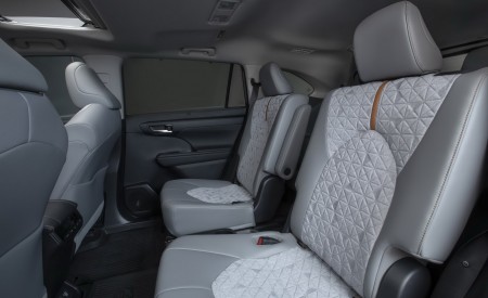 2022 Toyota Highlander Bronze Edition Interior Rear Seats Wallpapers 450x275 (21)