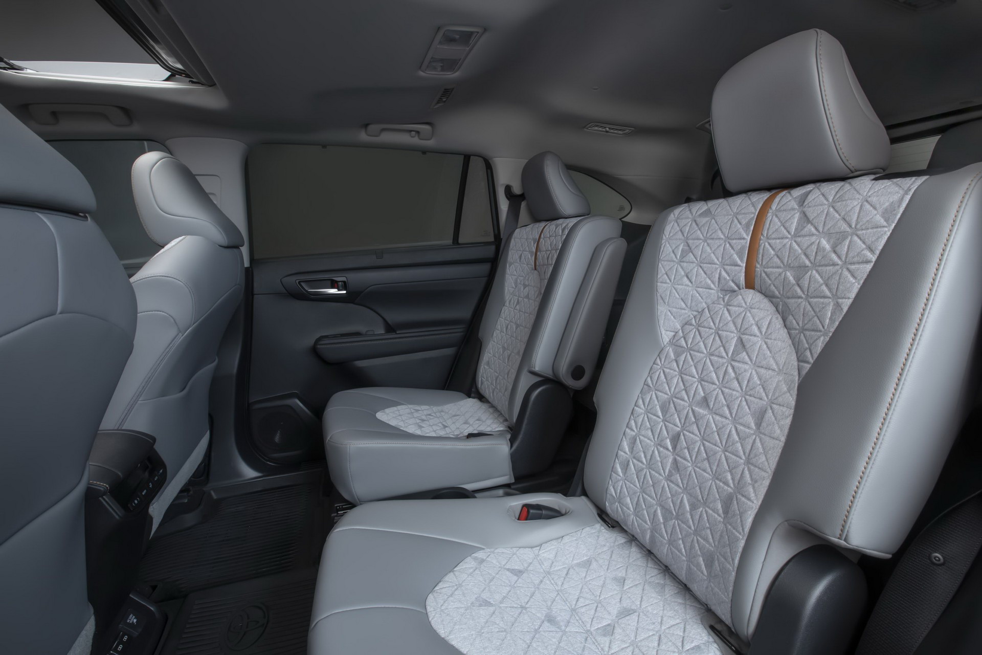 2022 Toyota Highlander Bronze Edition Interior Rear Seats Wallpapers #21 of 24