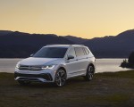 2022 Volkswagen Tiguan SEL R-Line (Color: Oryx White) Front Three-Quarter Wallpapers 150x120