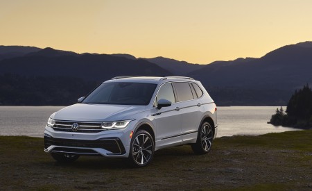 2022 Volkswagen Tiguan SEL R-Line (Color: Oryx White) Front Three-Quarter Wallpapers 450x275 (9)