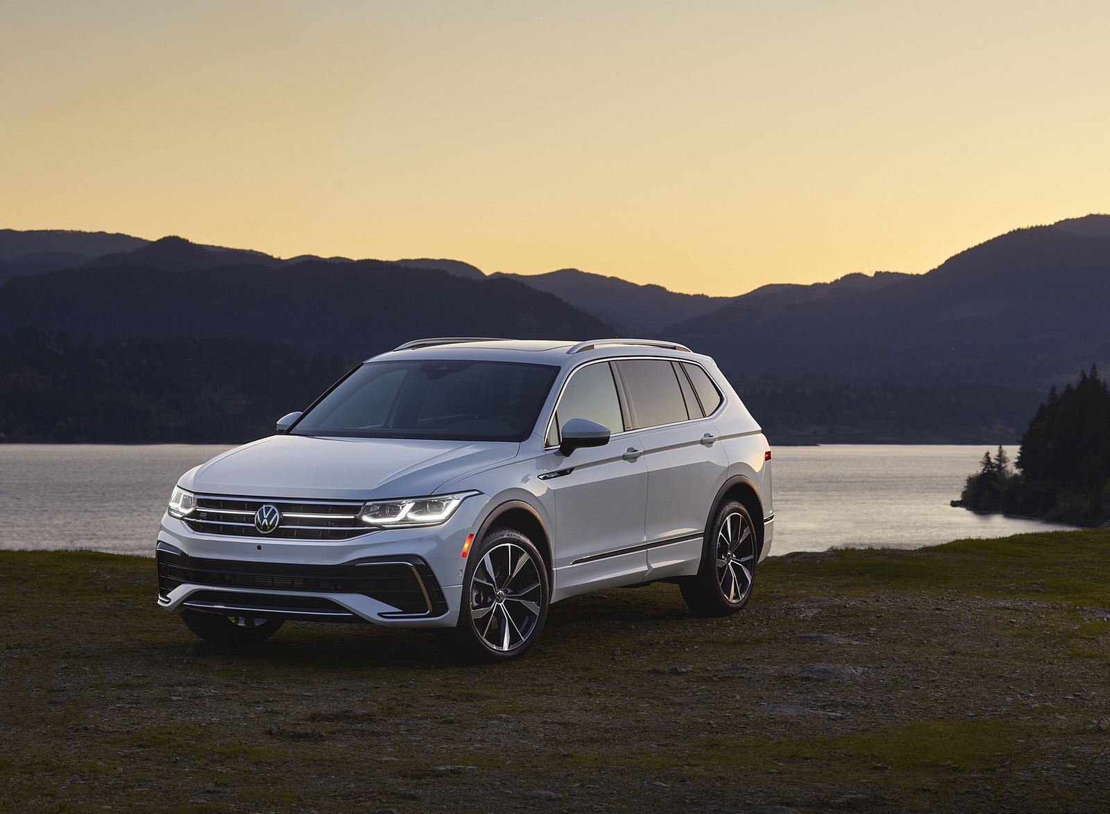 2022 Volkswagen Tiguan SEL R-Line (Color: Oryx White) Front Three-Quarter Wallpapers (9)
