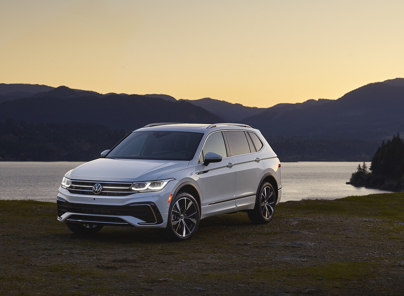 2022 Volkswagen Tiguan SEL R-Line (Color: Oryx White) Front Three-Quarter Wallpapers #9 of 25